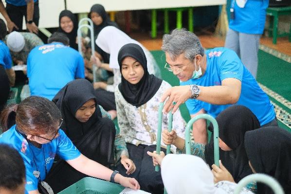 TMRW by UOB today donates laptops to the students at SDN Kampung Bali 01