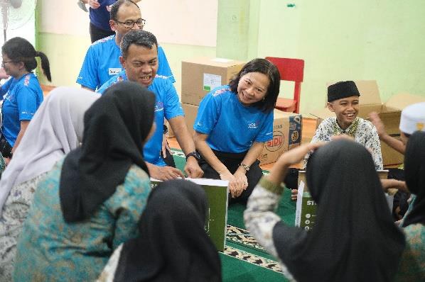 TMRW by UOB today donates laptops to the students at SDN Kampung Bali 02