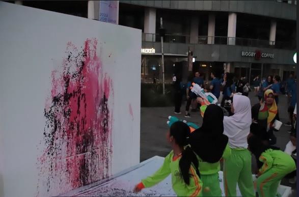 kegiatan seni selama UOB Heartbeat Run/Walk